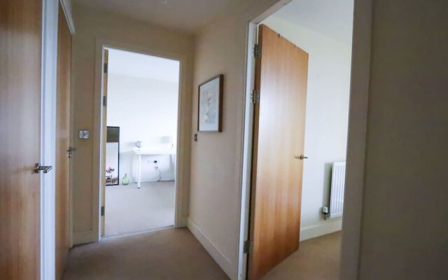 Mordern Top Floor Apartment With Free Parking