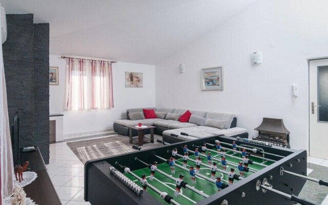 Nice Home in Split With Sauna, Wifi and 7 Bedrooms