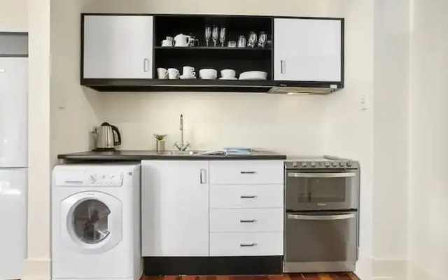 Beautiful And Spacious One Bedroom In Cbd!