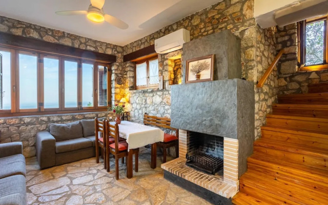 Stone Farmhouse in Groves - Sea Mountain Views