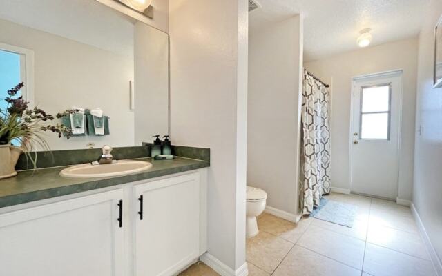 Lakeside Sunset 3 Bedroom by RedAwning