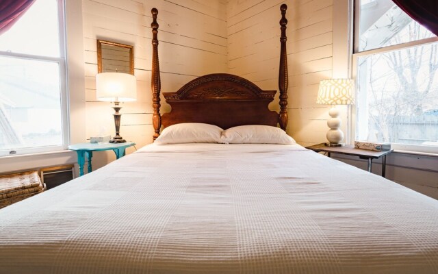 The Gilded Drifter Inn