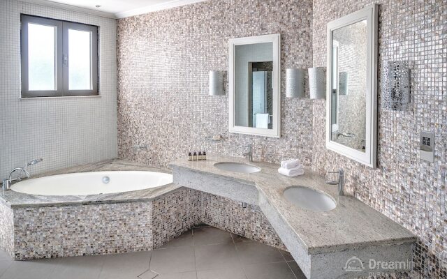 The Palm Jumeirah Villas - Frond E by LUX Holiday Home