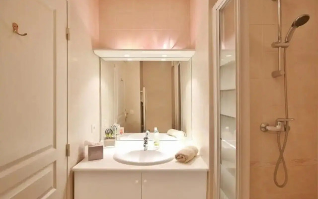 Luxe 4th Floor Apt/Balcony/Parking/by Marina + Shops