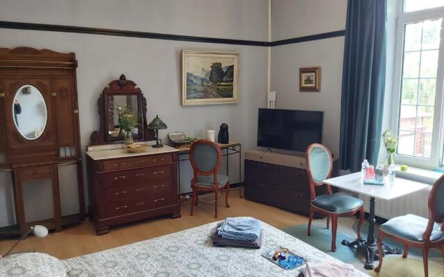 Château Lambert Hotel-Resto-Parking-Shuttle, a 1 ha green Oasis at 8 min from CRL Airport without any noise