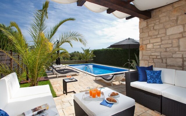 Beautiful, attractive villa with private pool, covered terrace, Porec 7 km