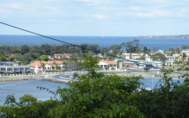 Pacific Heights Holiday Apartments and Munn’s Tower House