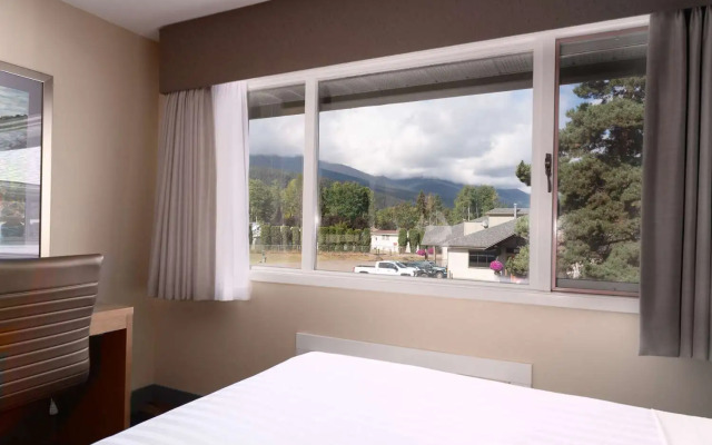 Prestige Hudson Bay Lodge & Conference Centre, WorldHotels Crafted Collection