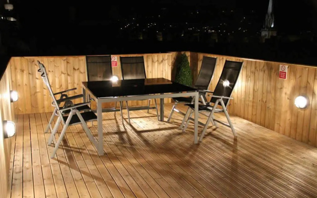 Bath Roof Terrace Apartment, City Centre, Sleeps 8