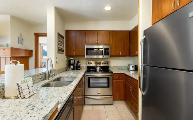 1483 Lakeside 1 Bedroom Condo