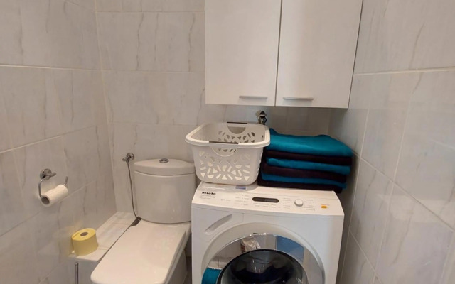 Mischek Tower Apartment with private terrace next to UNO