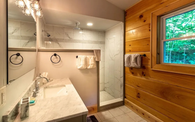 Stunning 2BR Cabin with Mountain Views