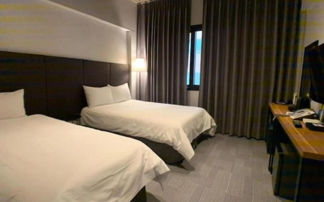 Renaissance Hotel - Hostel