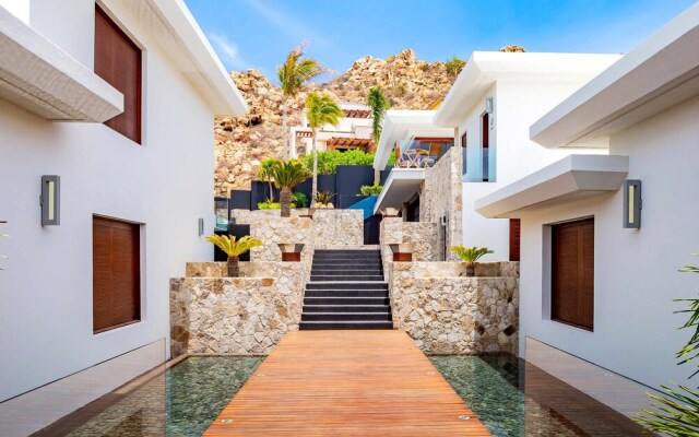 Spectacular Modern Luxury and Exceptional Amenities at Mantea Casa Cabo in Pedregal