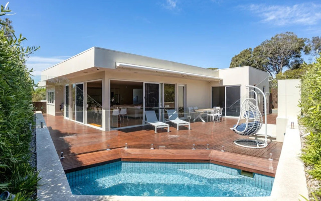 The Sanctuary: Stunning. Hot tub spa + Linen