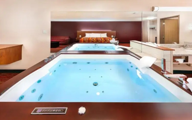 Grand Marquis Waterpark Hotel & Suites