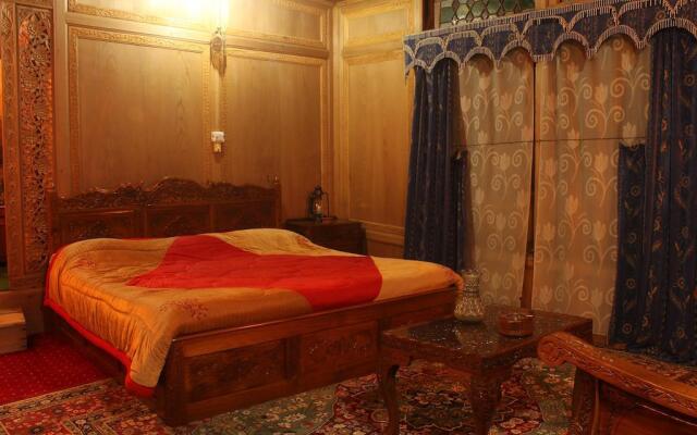 Houseboat Khan Palace