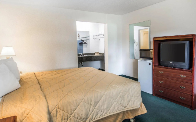Econo Lodge Inn & Suites Spokane