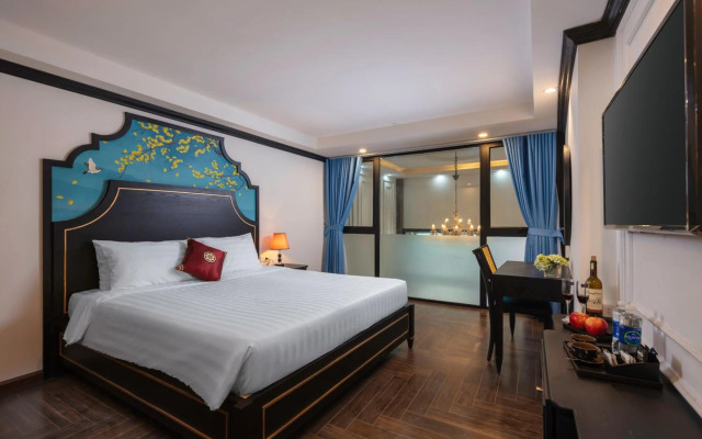 Queen Light Hotel