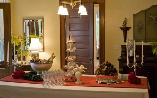 Madison Oaks Inn & Gardens