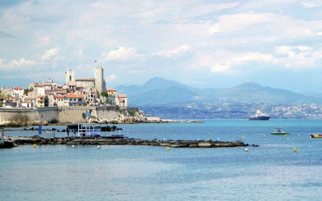 Contemporary Apartment in Antibes with Terrace