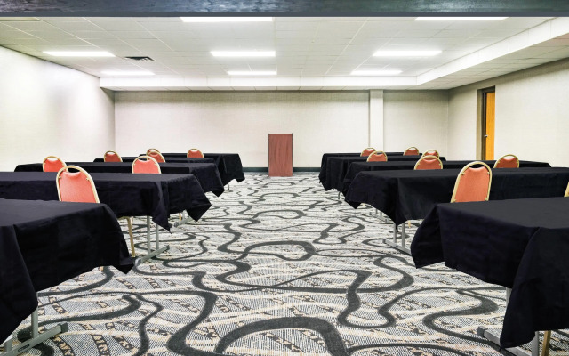 Days Inn & Suites by Wyndham Wausau