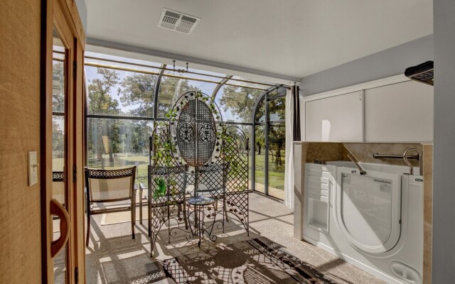 Stunning Home With Hot Tub Sauna and Grill!