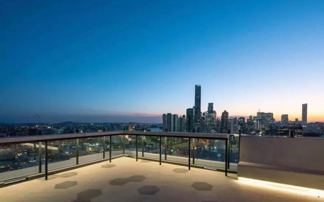 2BR Utopia Fortitude Valley Pool Rooftop King bed