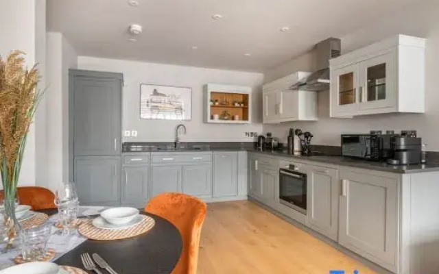 The Eyre Suite Six - Farringdon - by Frankie