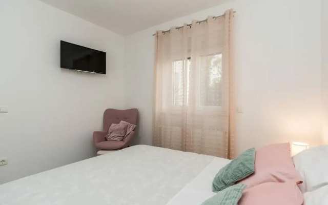 Nicoll With Pool, 50 m From the Beach