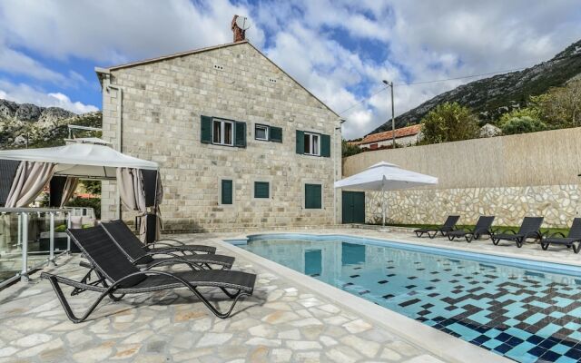 Villa Pave / Six Bedrooms H1