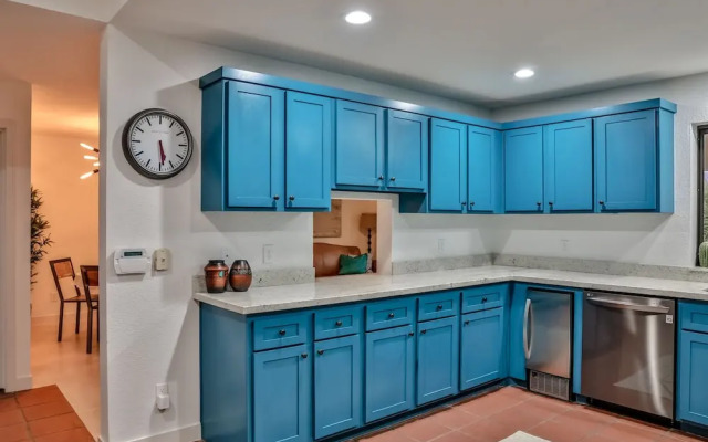 690 Avenida Laredo