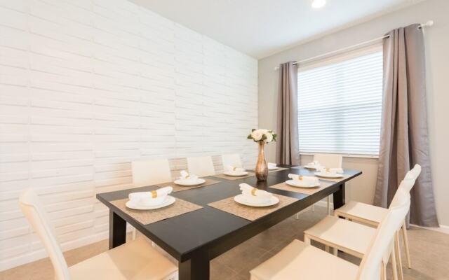 4-bedroom House w/ Private Pool - Great Location Home