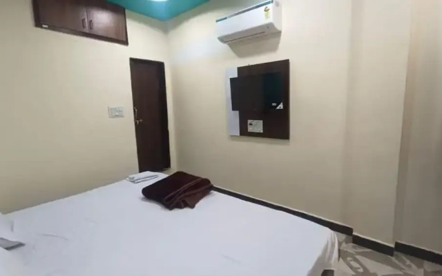 Goroomgo Priyanshi Palace Ujjain