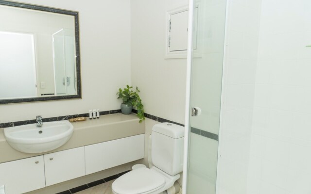 King Bed in Auckland CBD with Pool & Gym