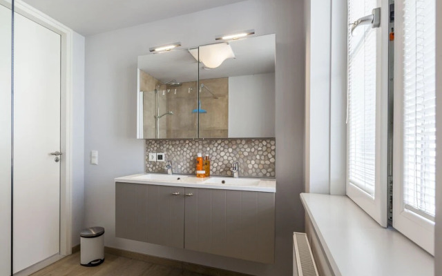 New and luxurious villa, a 5-minute walk from beach and dunes.