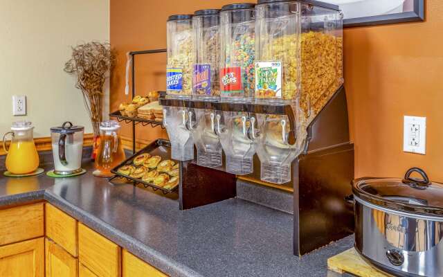 Econo Lodge Inn & Suites Newton