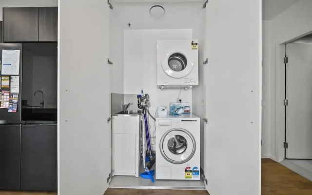 Refined 2-bed With Luxurious Building Amenities