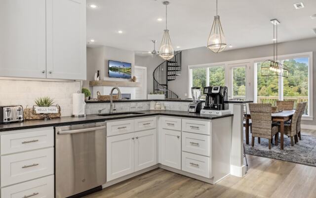 The Dogwood · Luxury Hot Tub· Lake Front Access ·