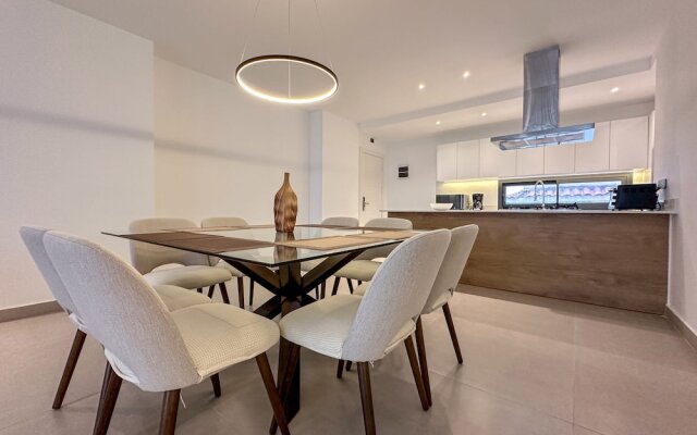 Gorgeous 2 BR Luxury Apartment