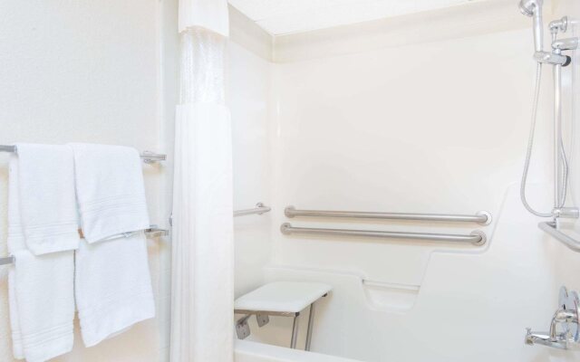 Blue Way Inn & Suites Wichita East