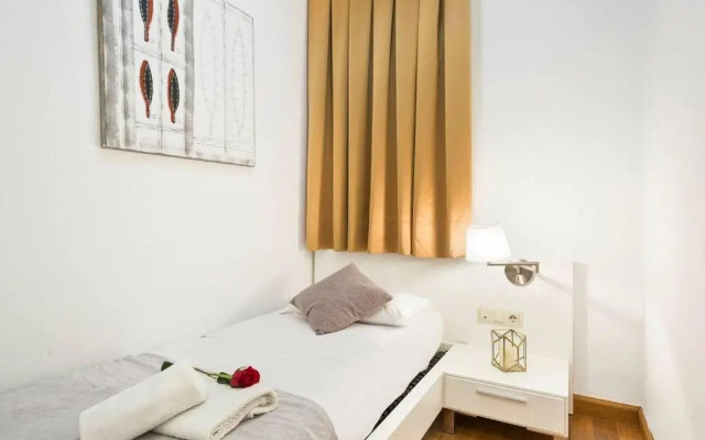 Central and Elegant 4 Bedroom by Placa Catalunya