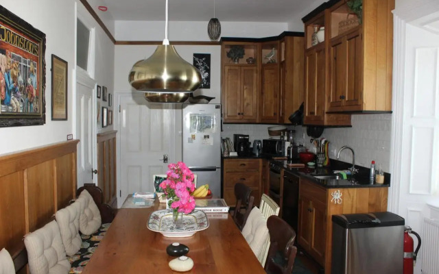 Johnston House: Historic Village Retreat