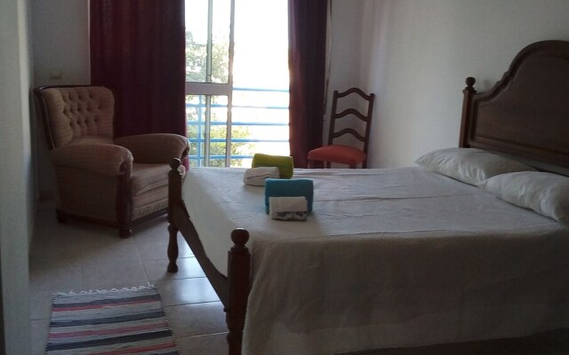 Lovely 4-bed Apartment in Estombar