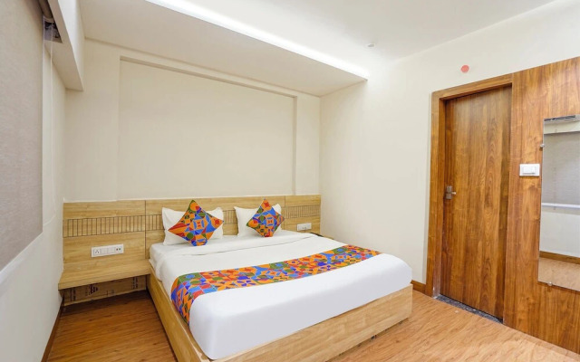 Fabhotel White Pearl