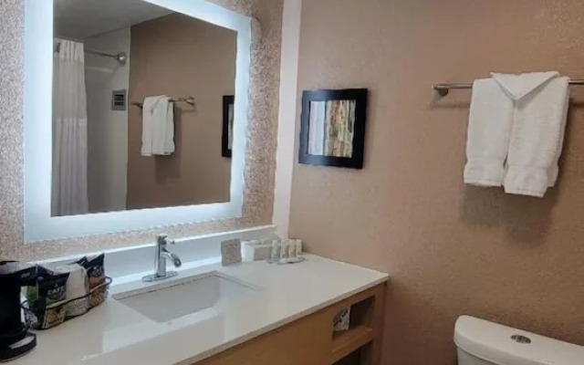 Lansing Delta West Hotel