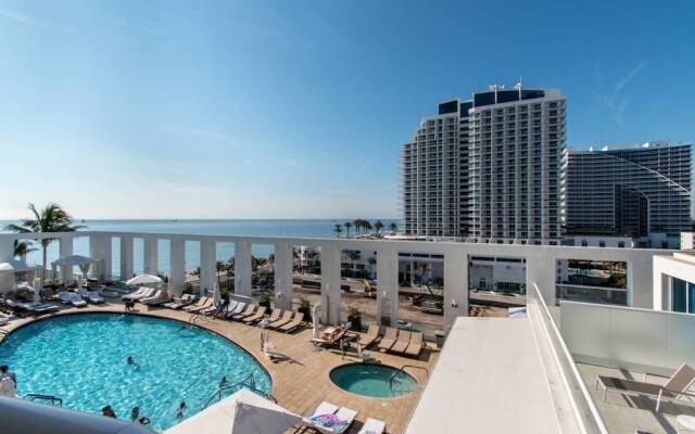 Luxury Beachfront Studio-with Daily Cleaning