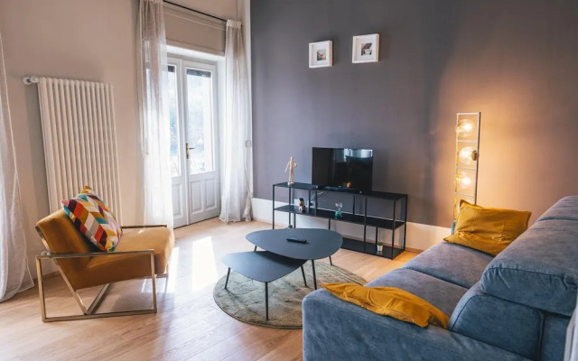 Elide B Tastefully Furnished Apartment Lakefront