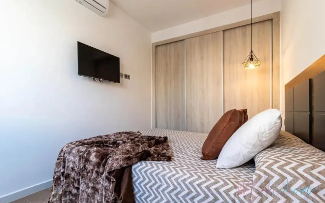 Central Riverside Apartment for Couple