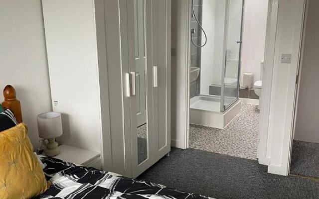 2 Bed-sleeps 7-free Parking-balcony